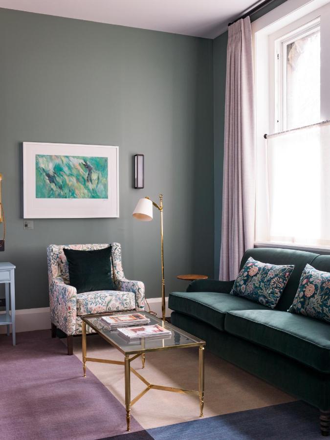 The Observatory Hotel Крайстчёрч Экстерьер фото A living room with a green sofa