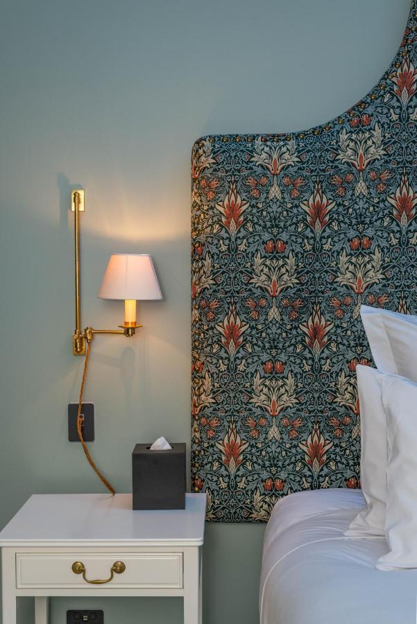 The Observatory Hotel Крайстчёрч Экстерьер фото Curtain in the bedroom of a suite at the Hotel Axelmannstein