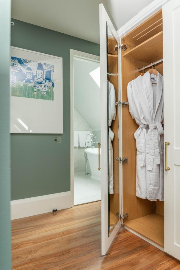 The Observatory Hotel Крайстчёрч Экстерьер фото A bathrobe hanging on a door