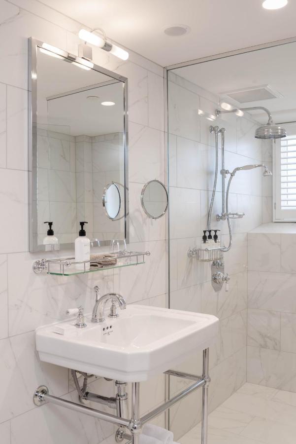 The Observatory Hotel Крайстчёрч Экстерьер фото A shower with a fixed shower head and a handheld shower head